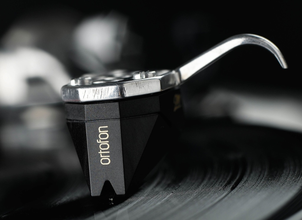 02 Ortofon 2M Black Devoted To Vinyl.jpg