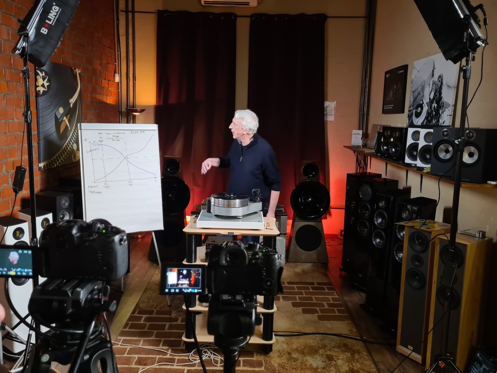 04 Vinyl Academy Online.jpg