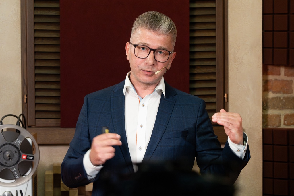 06 Vinyl Academy PRO online.jpg