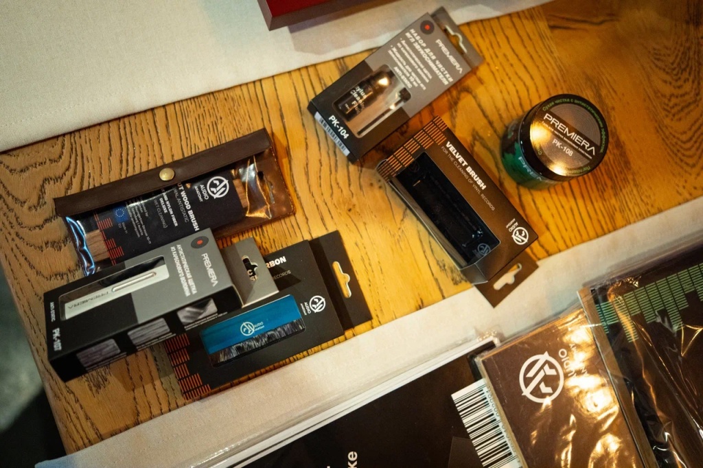 02 Vinyl Academy.jpg