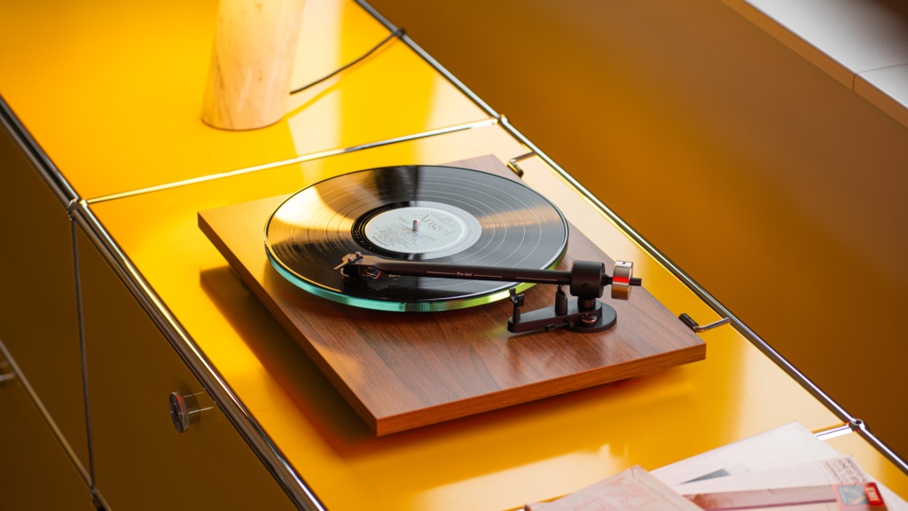 01 Pro-Ject T2 (Rainier) main.jpg