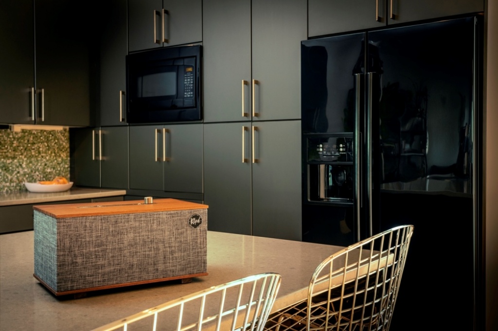 Klipsch_TheThree_GoogleAssistant_Lifestyle_1.jpg