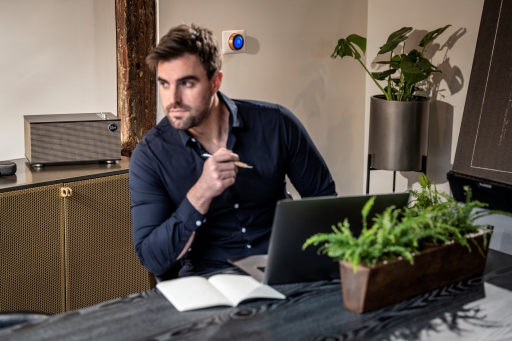 03 Klipsch_TheThree_II_Lifestyle_37 (MAIN).jpg